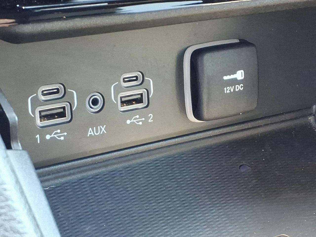 Used 2025 Jeep Grand Cherokee Altitude AWD/4WD image 5