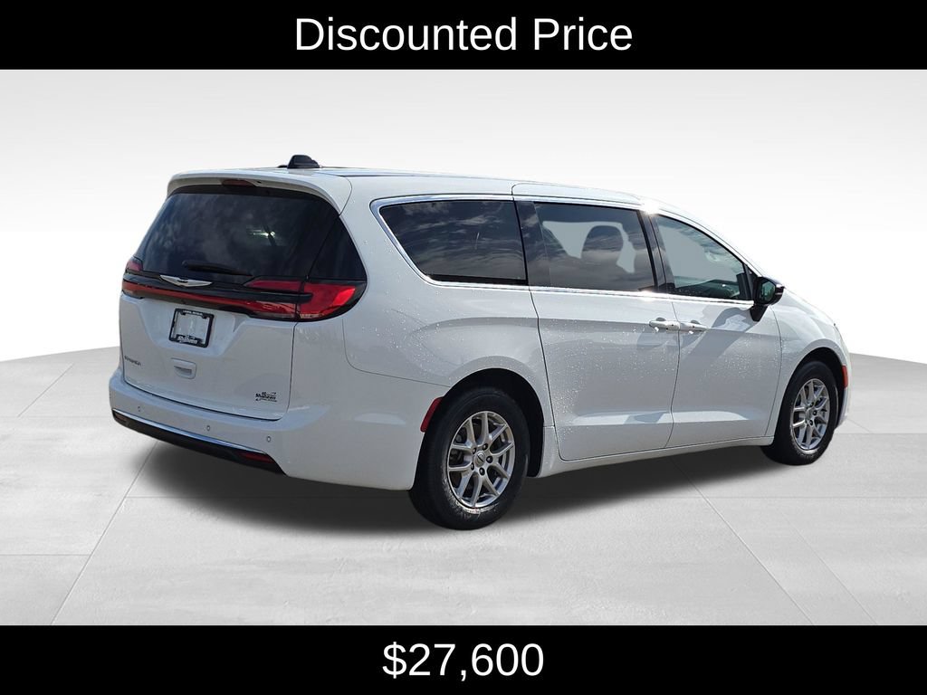Used 2025 Chrysler Pacifica Select FWD image 3
