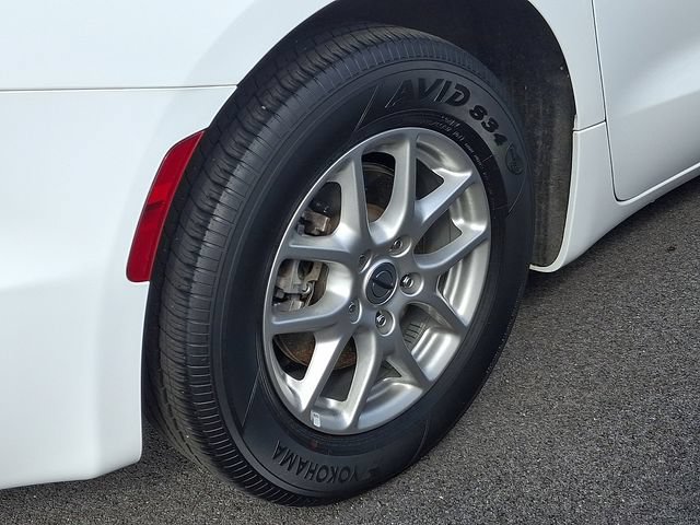 Used 2024 Chrysler Pacifica Touring-L FWD image 7