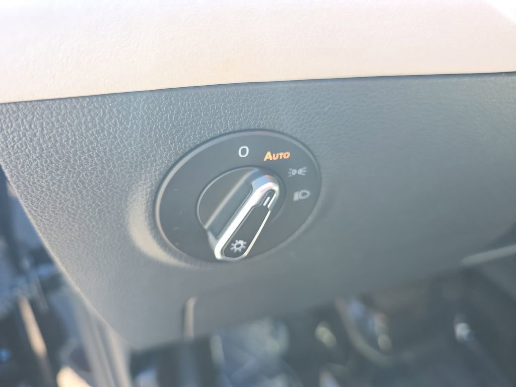 Used 2025 Volkswagen Taos SE image 28