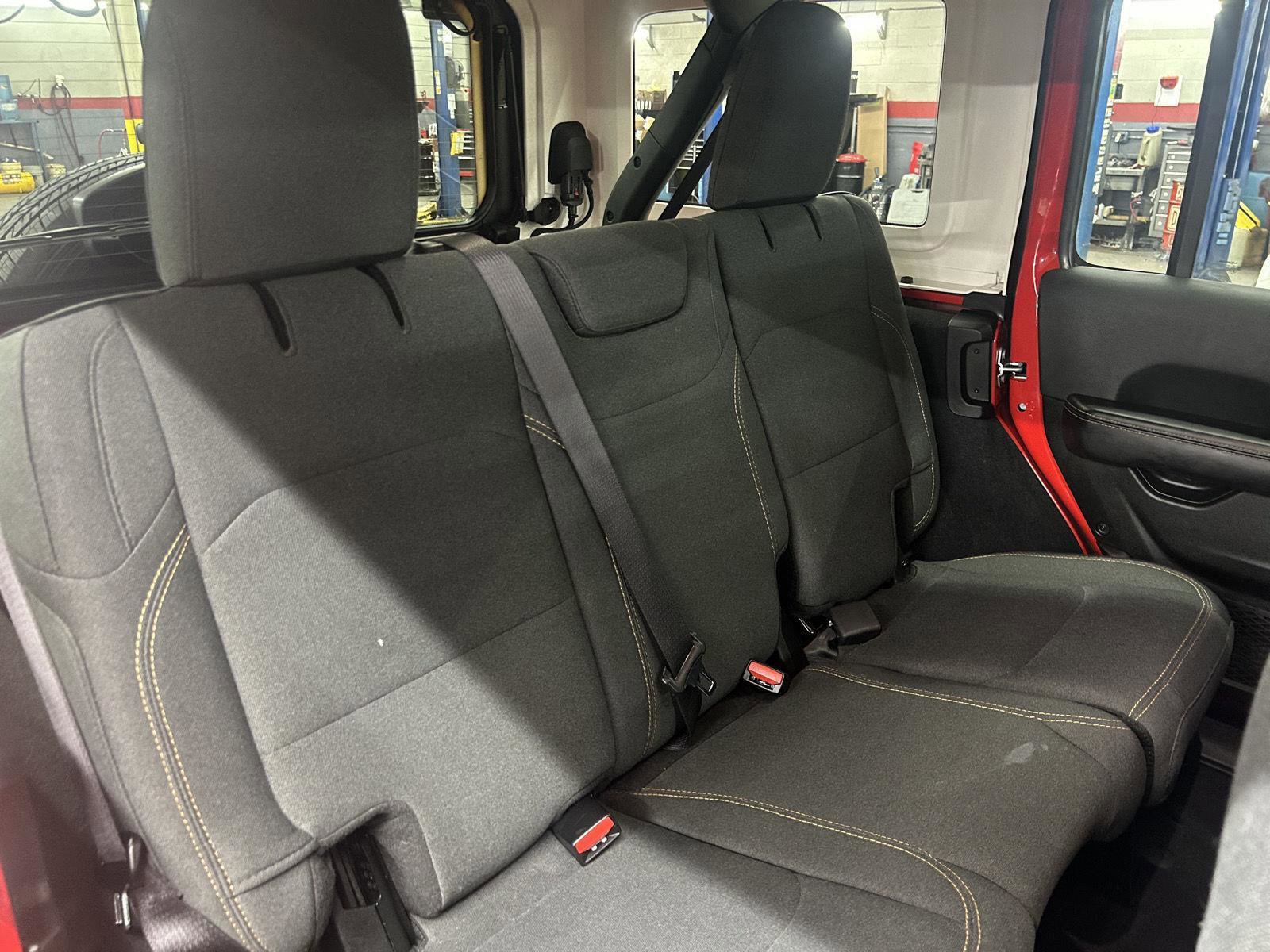 Used 2025 Jeep Wrangler Sahara image 9