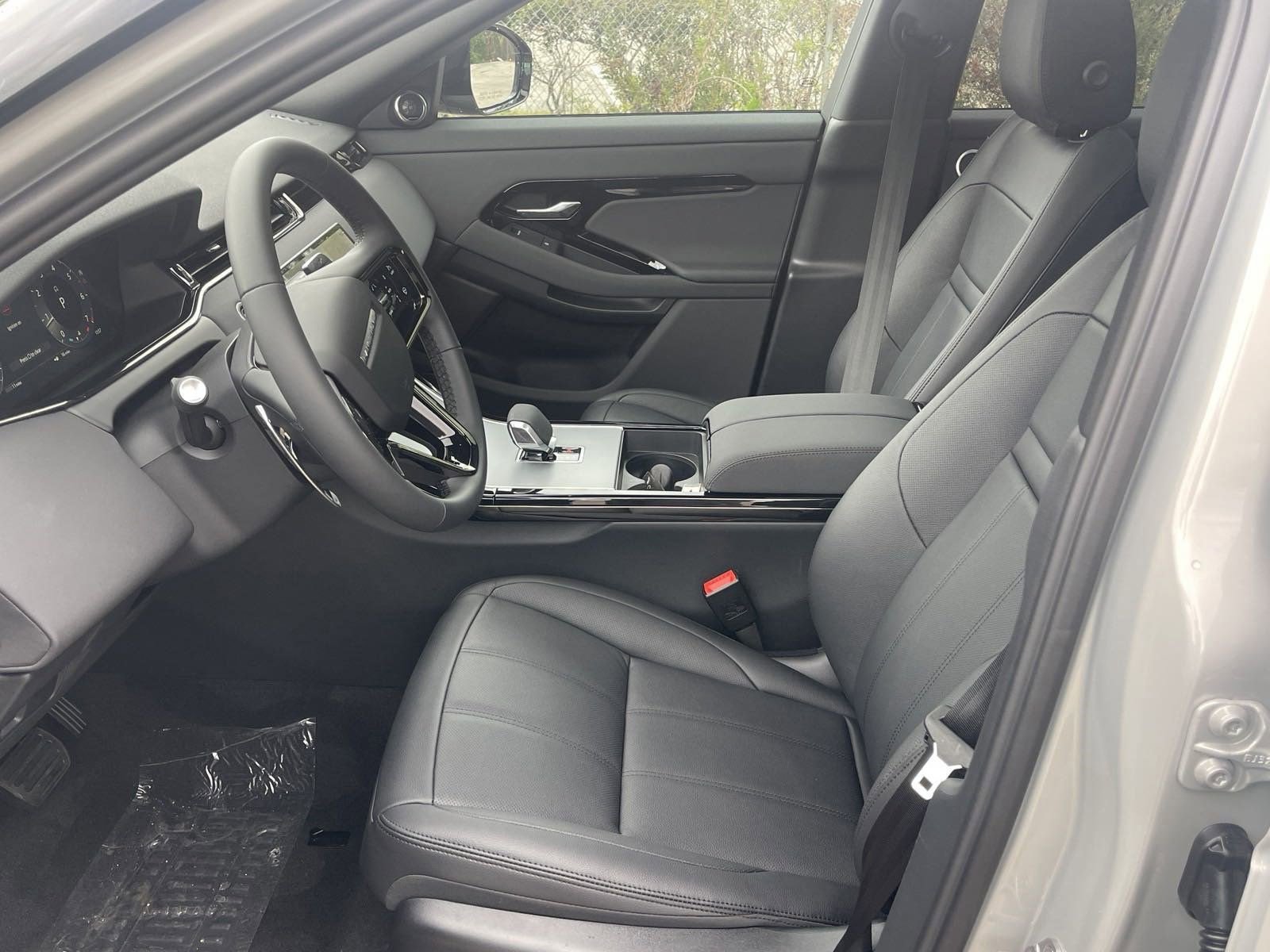 Used 2025 Land Rover Range Rover Evoque S image 4