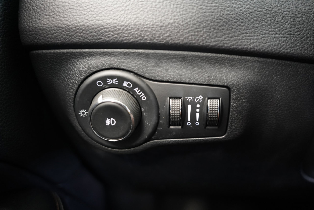 Used 2018 Jeep Compass Latitude w/ Safe & Security Group image 23