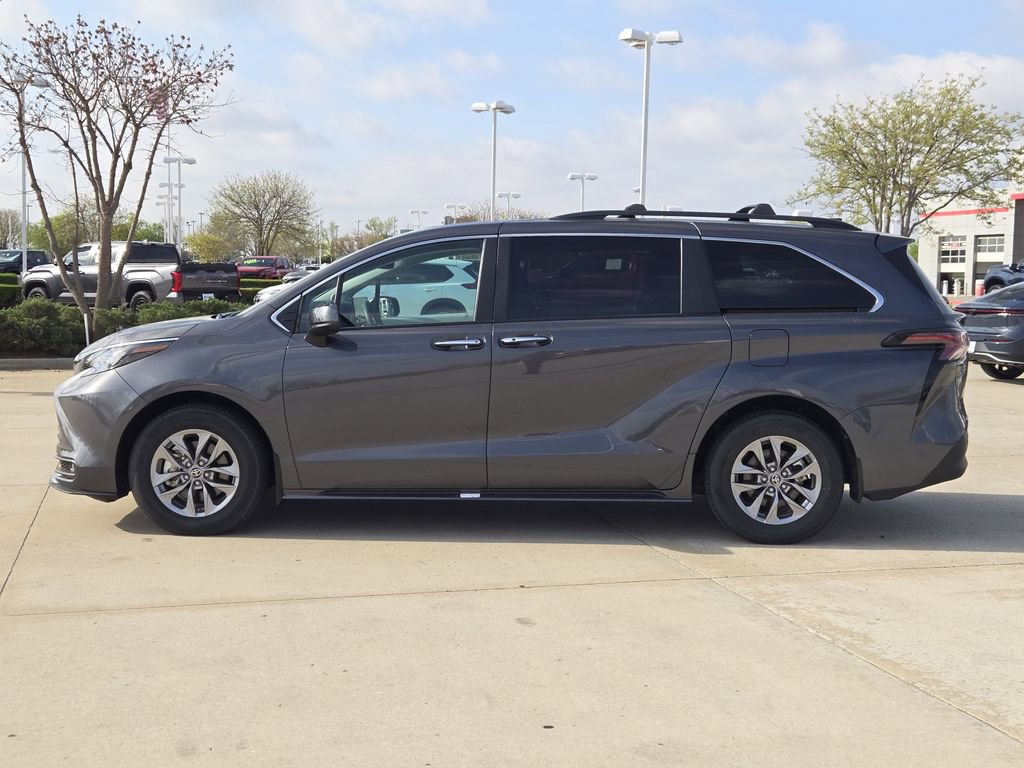 Used 2025 Toyota Sienna XLE w/ XLE Plus Package image 4