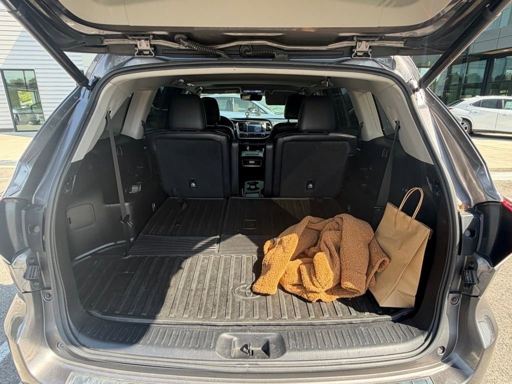 Used 2017 Toyota Highlander SE image 21