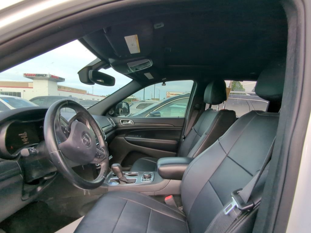 Used 2019 Jeep Grand Cherokee Laredo AWD/4WD image 6
