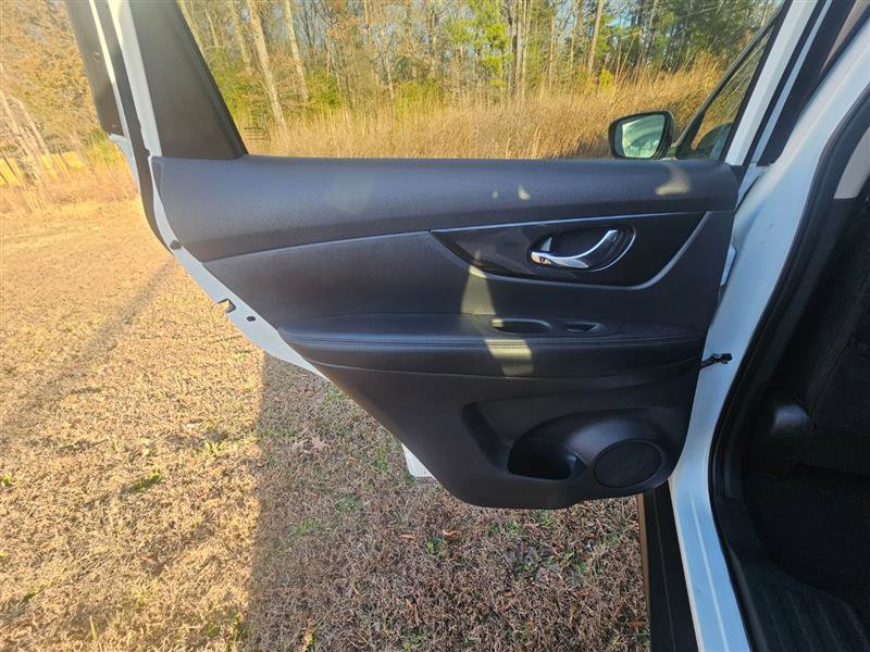 Used 2017 Nissan Rogue SV w/ SV Premium Package image 28