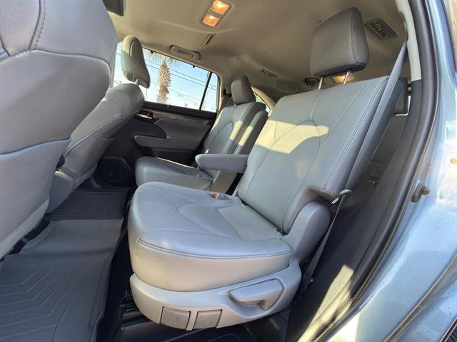 Used 2021 Toyota Highlander Limited FWD image 11