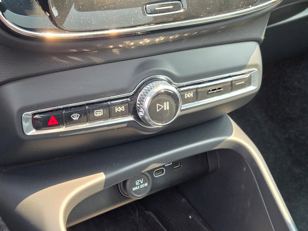 Used 2024 Volvo XC40 B5 Core image 28