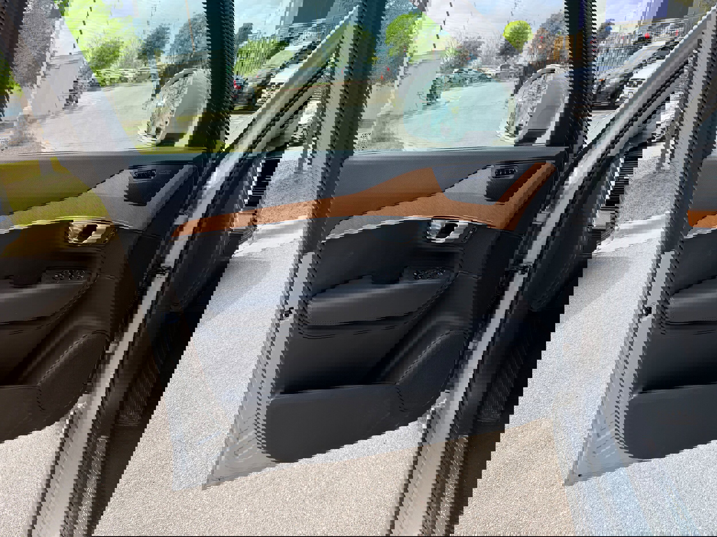 Certified 2024 Volvo XC90 T8 Plus w/ Protection Package Premier image 23