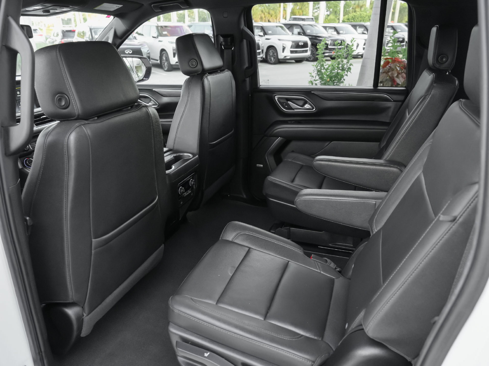 Used 2024 Chevrolet Suburban LT RWD image 33