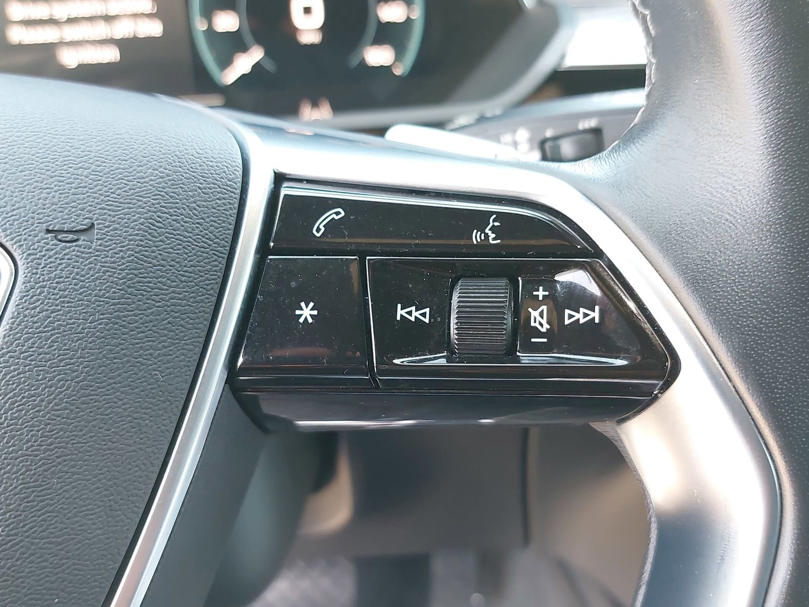 Used 2023 Audi e-tron Premium w/ Convenience Plus Package AWD/4WD image 18