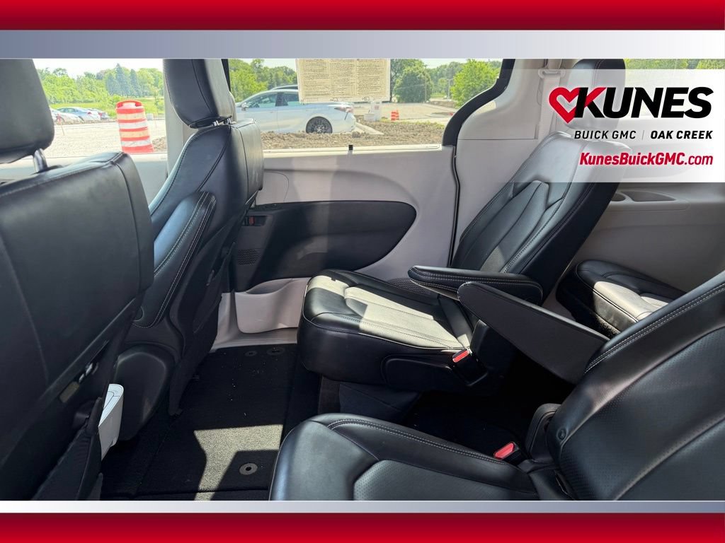 Used 2023 Chrysler Pacifica Touring-L FWD image 12