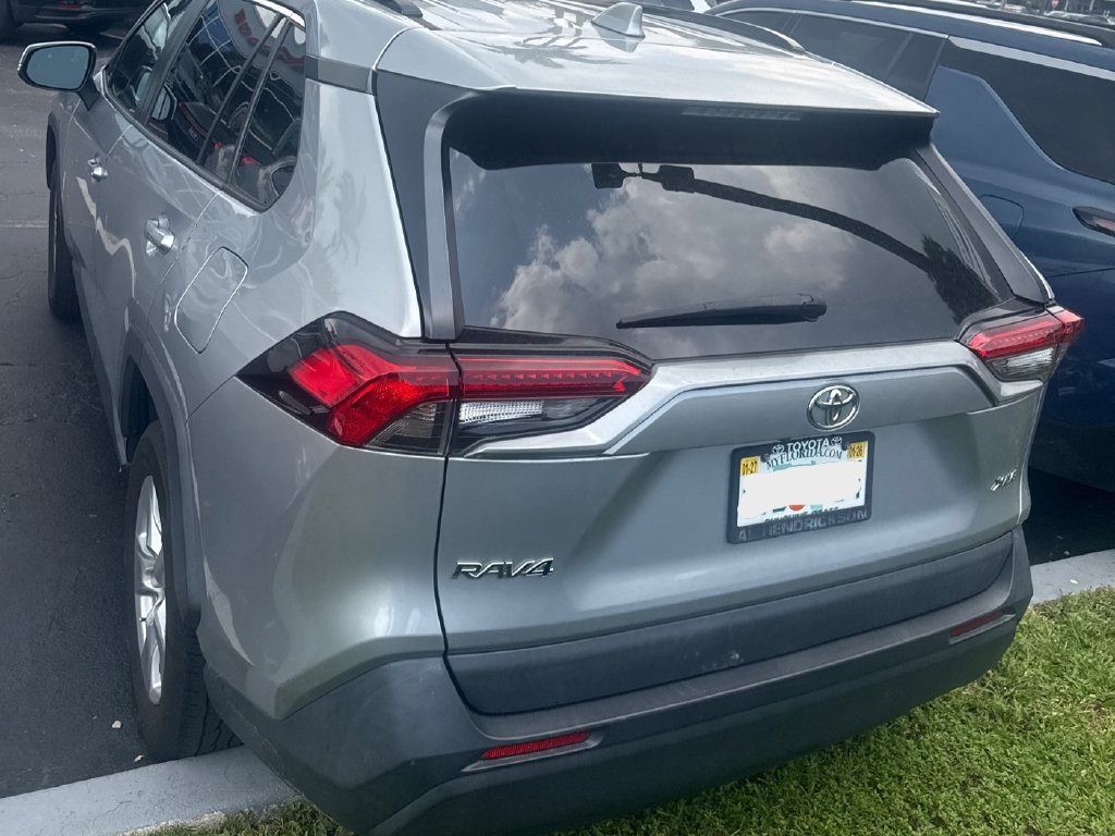 Used 2021 Toyota RAV4 XLE FWD image 4