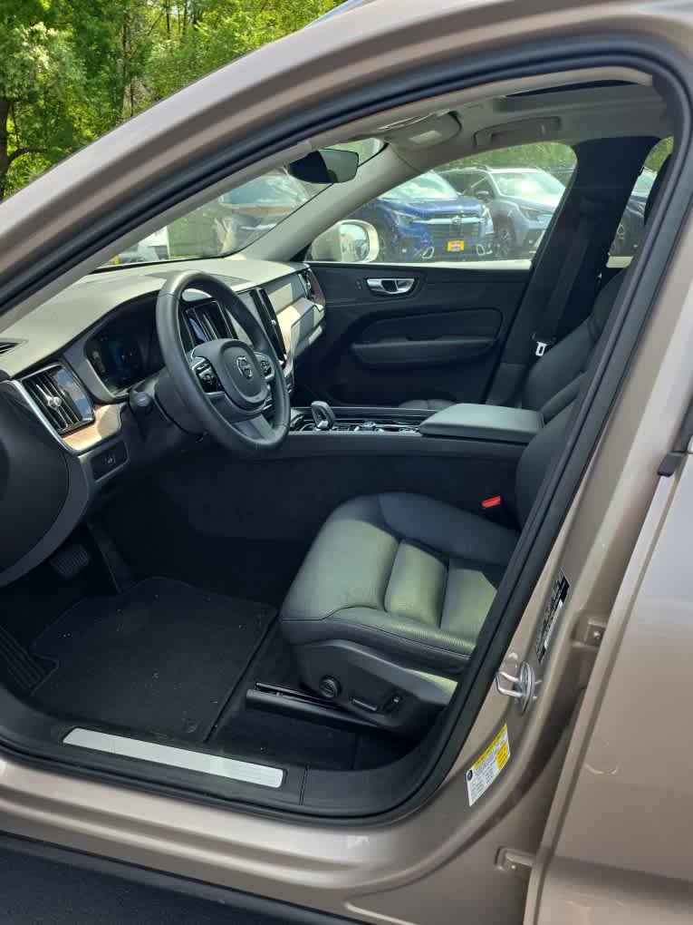 Used 2023 Volvo XC60 B5 Plus w/ Climate Package AWD/4WD image 5