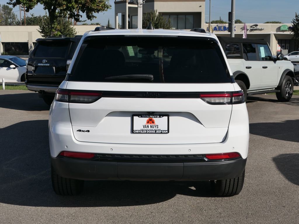 Used 2023 Jeep Grand Cherokee Altitude image 5