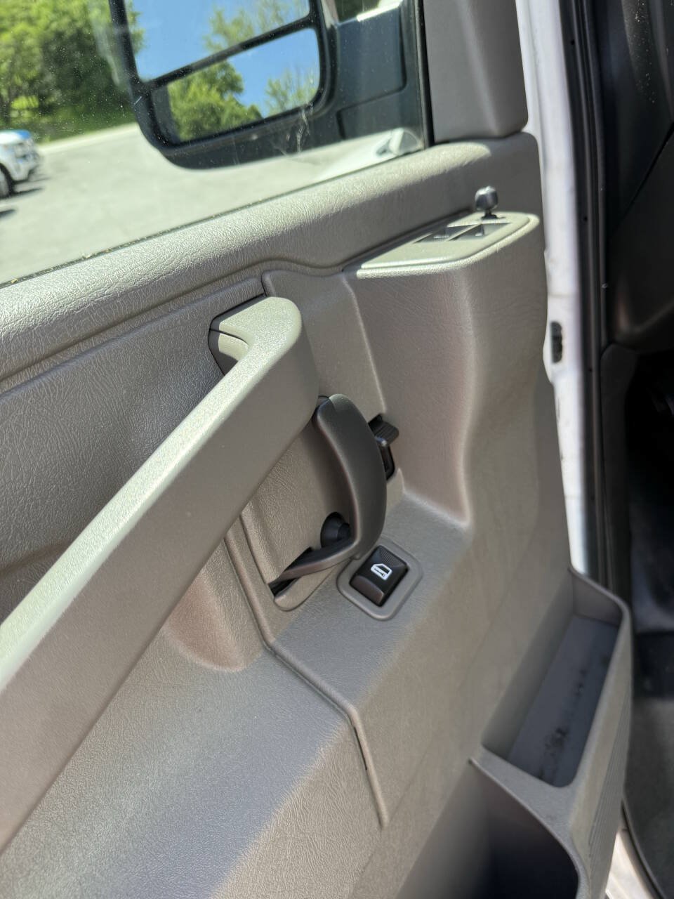 Used 2015 Chevrolet Express 2500 RWD image 15