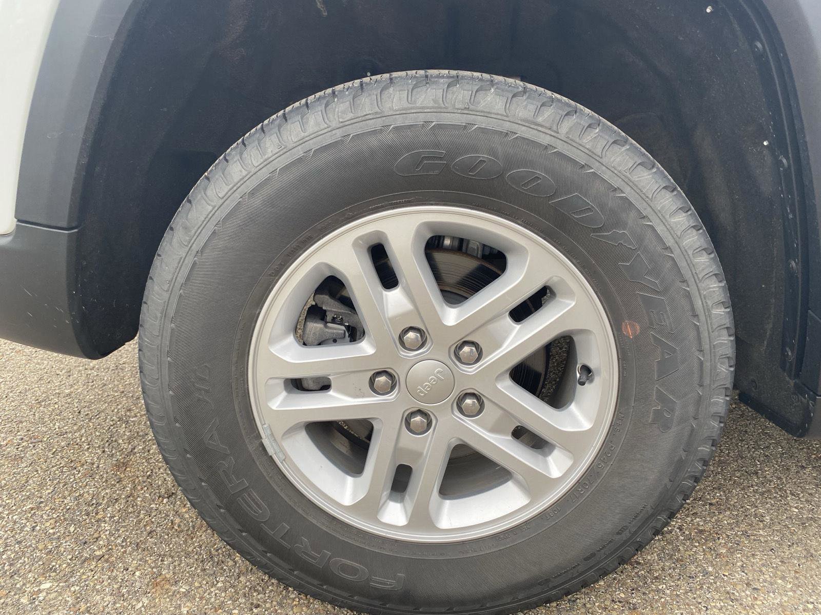 Used 2022 Jeep Grand Cherokee Laredo w/ Luxury Tech Group I image 14