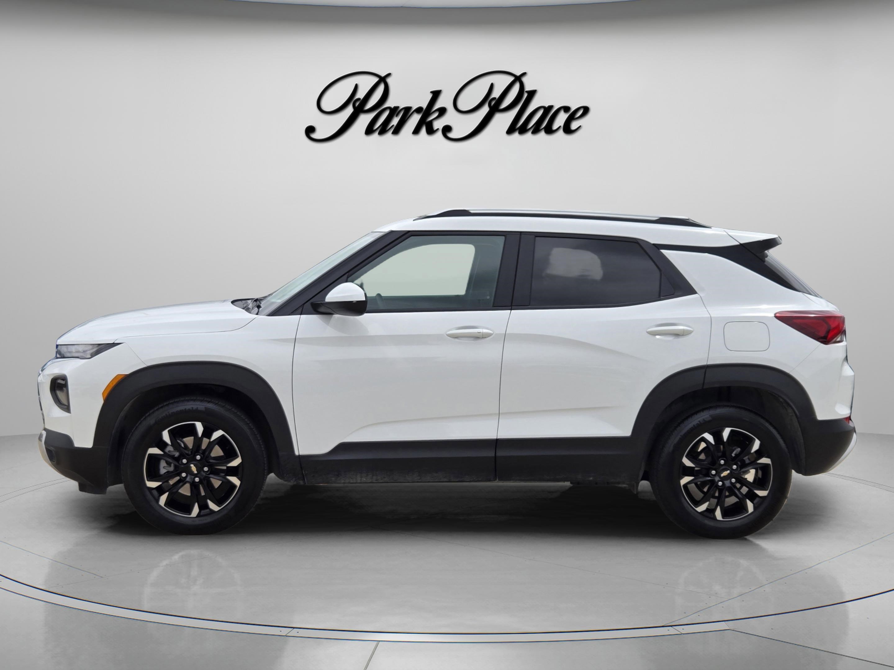 Used 2023 Chevrolet TrailBlazer LT FWD image 2