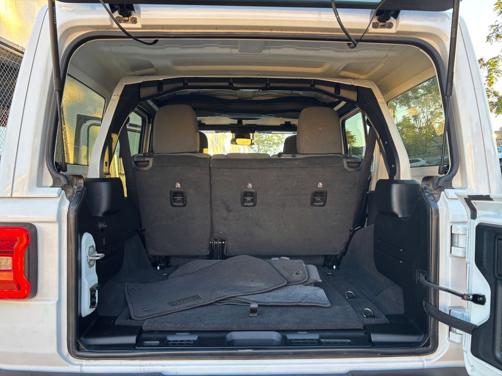 Used 2025 Jeep Wrangler Sahara image 31