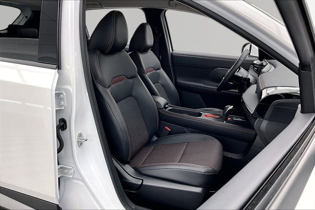 Used 2025 Nissan Kicks SR FWD image 7