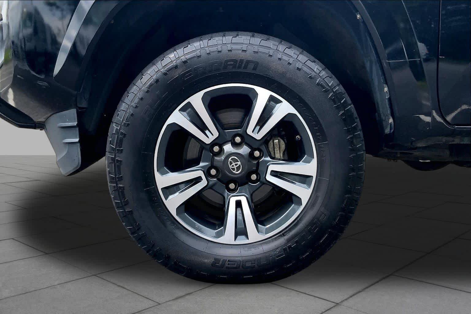 Used 2017 Toyota Tacoma TRD Sport w/ Tow Package RWD image 11