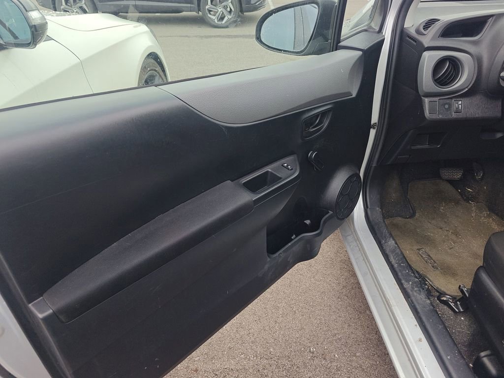 Used 2014 Toyota Yaris L image 5