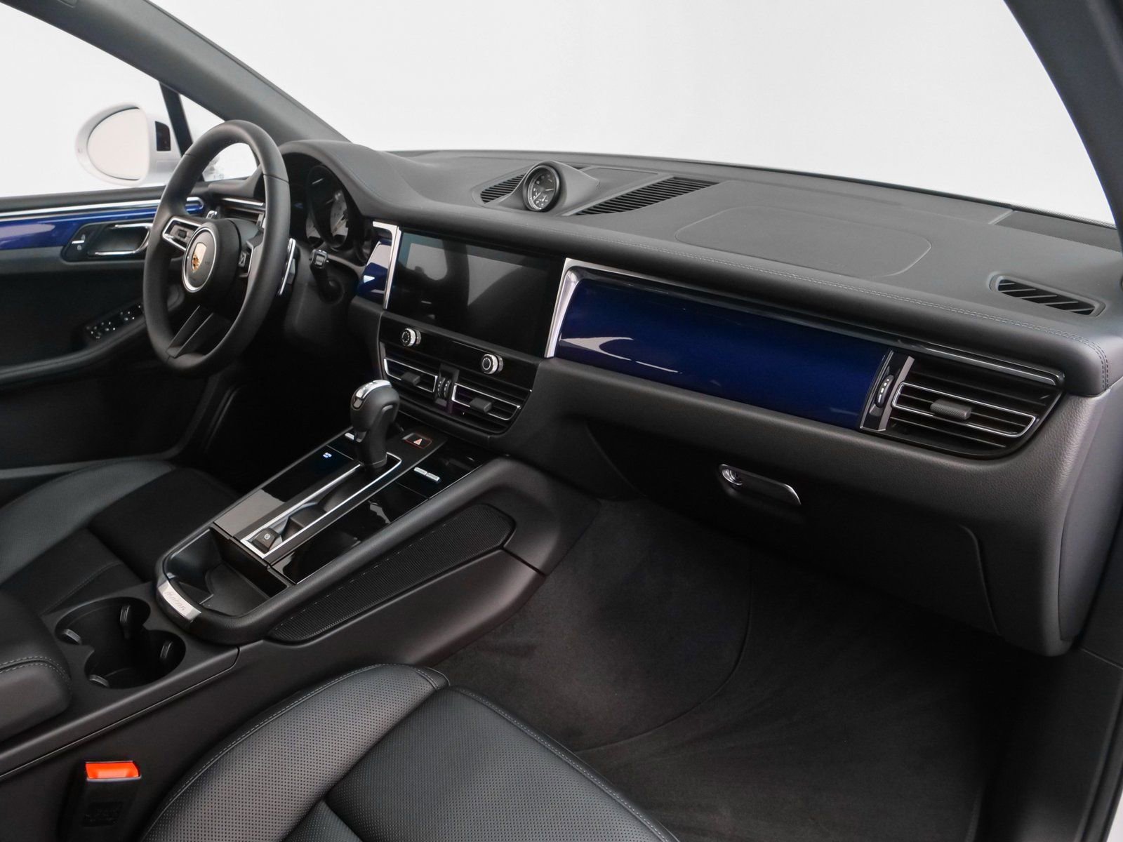 Certified 2025 Porsche Macan image 21