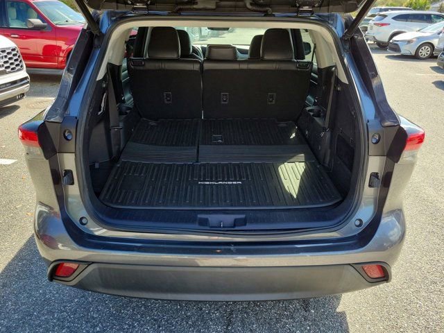 Used 2022 Toyota Highlander XLE image 19