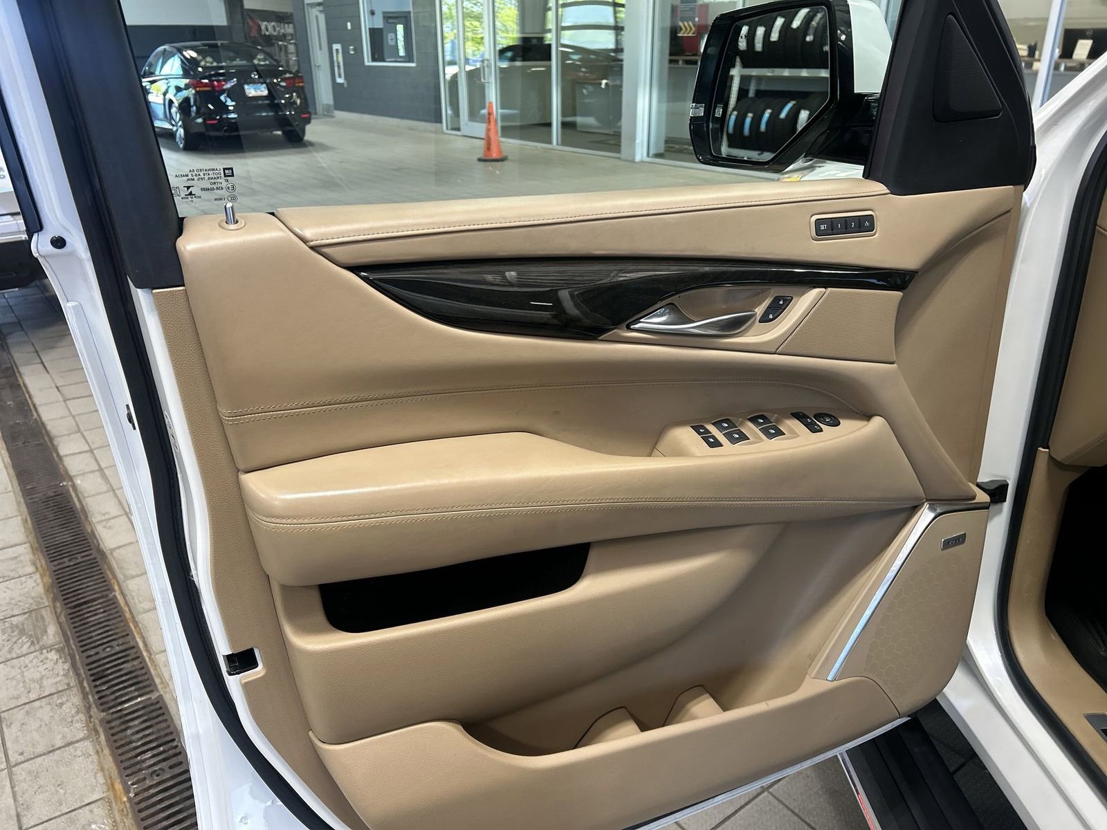 Used 2018 Cadillac Escalade Platinum AWD/4WD image 25