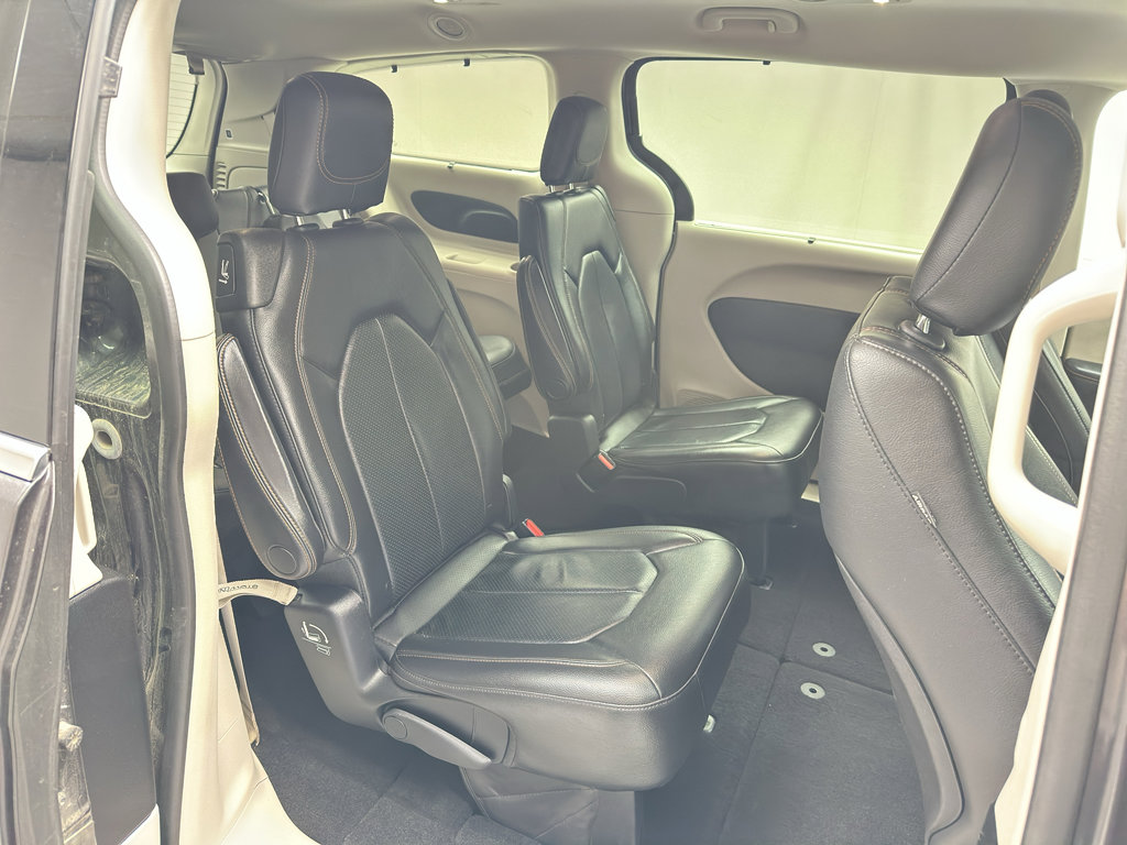 Used 2019 Chrysler Pacifica Touring-L FWD image 19