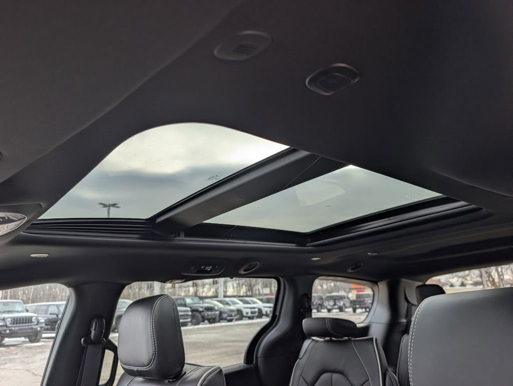 New 2026 Chrysler Pacifica Limited w/ S Appearance Package image 3