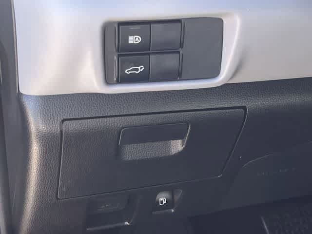 Used 2020 Toyota Highlander LE AWD/4WD image 29