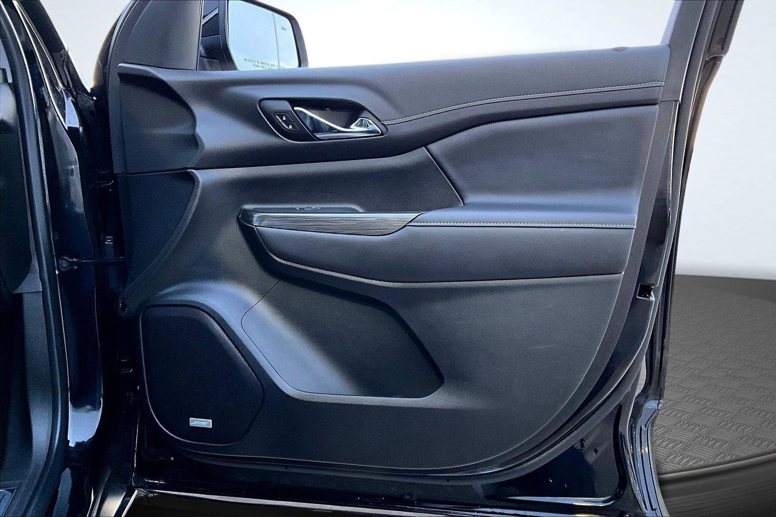 Used 2023 GMC Acadia SLT w/ Technology Package image 24