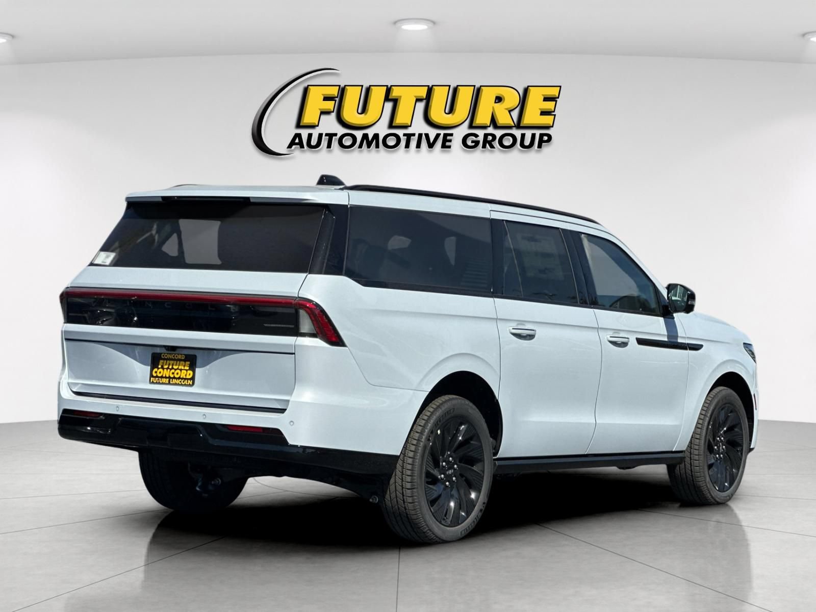 New 2026 Lincoln Navigator L Reserve w/ Jet Appearance Package AWD/4WD image 3