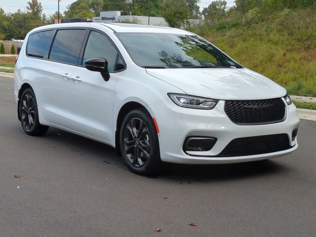 New 2026 Chrysler Pacifica Select FWD image 15