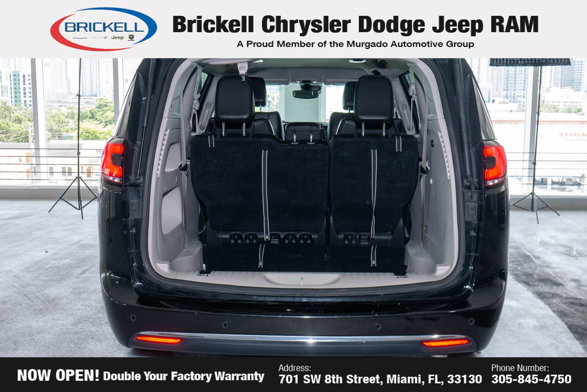 Used 2023 Chrysler Pacifica Touring-L FWD image 9