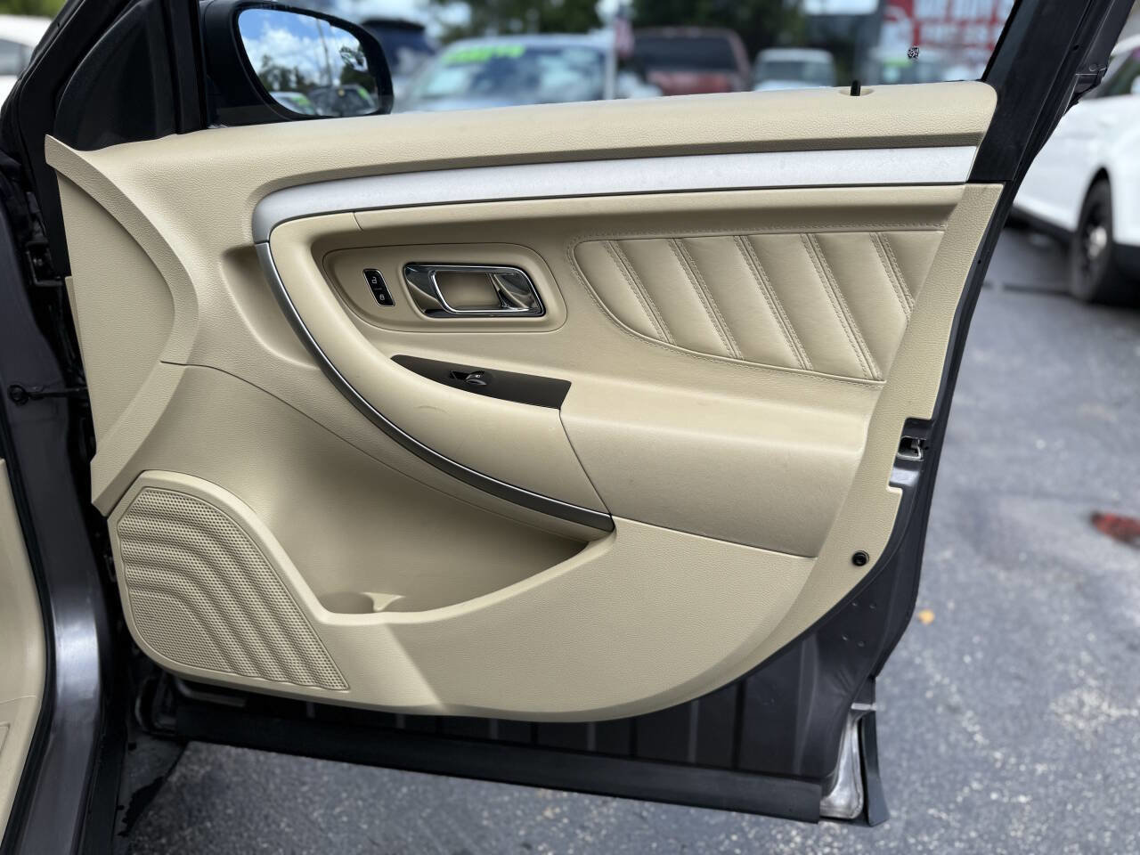 Used 2013 Ford Taurus SE image 28