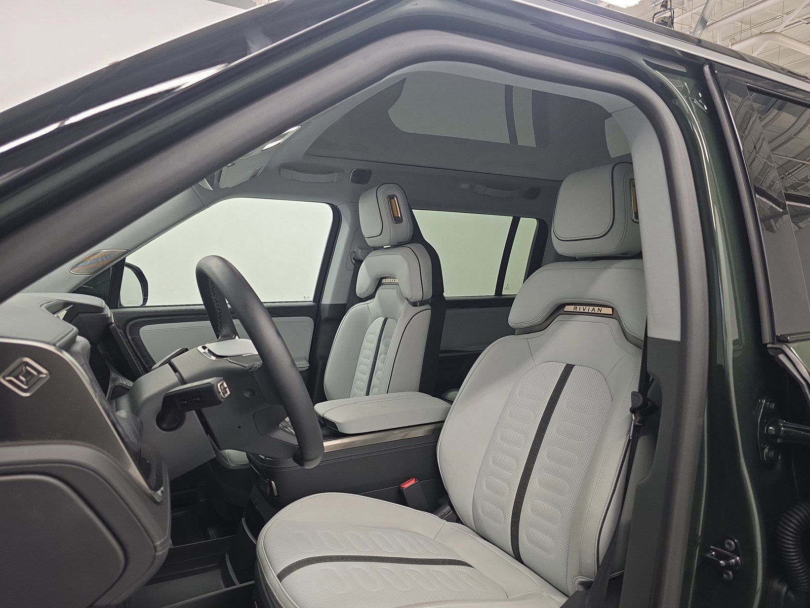 Used 2025 Rivian R1S Adventure AWD/4WD image 20