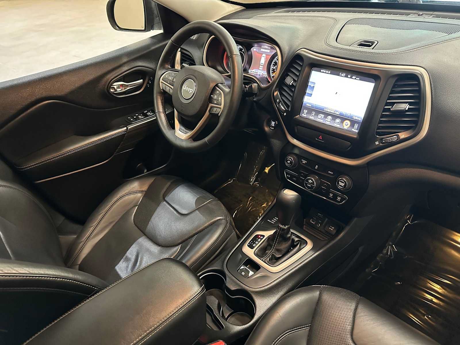 Used 2015 Jeep Cherokee Limited w/ Luxury Group AWD/4WD image 31