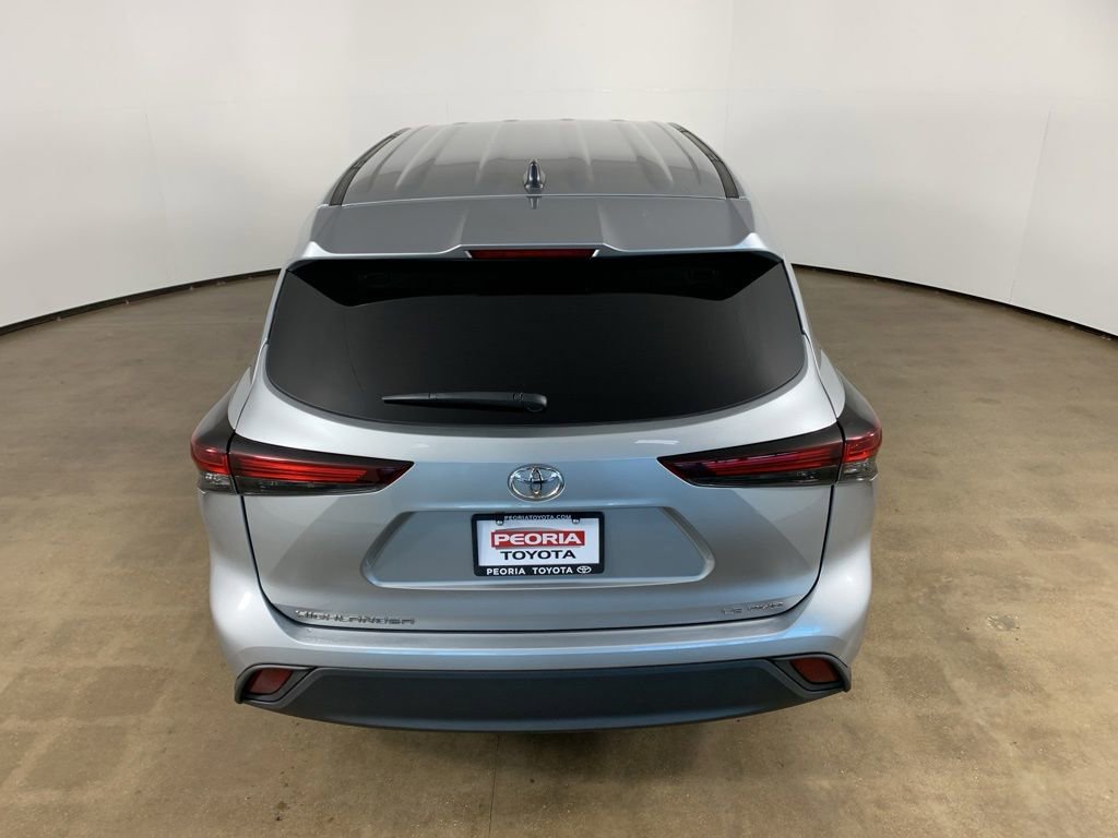 Used 2024 Toyota Highlander LE AWD/4WD image 11