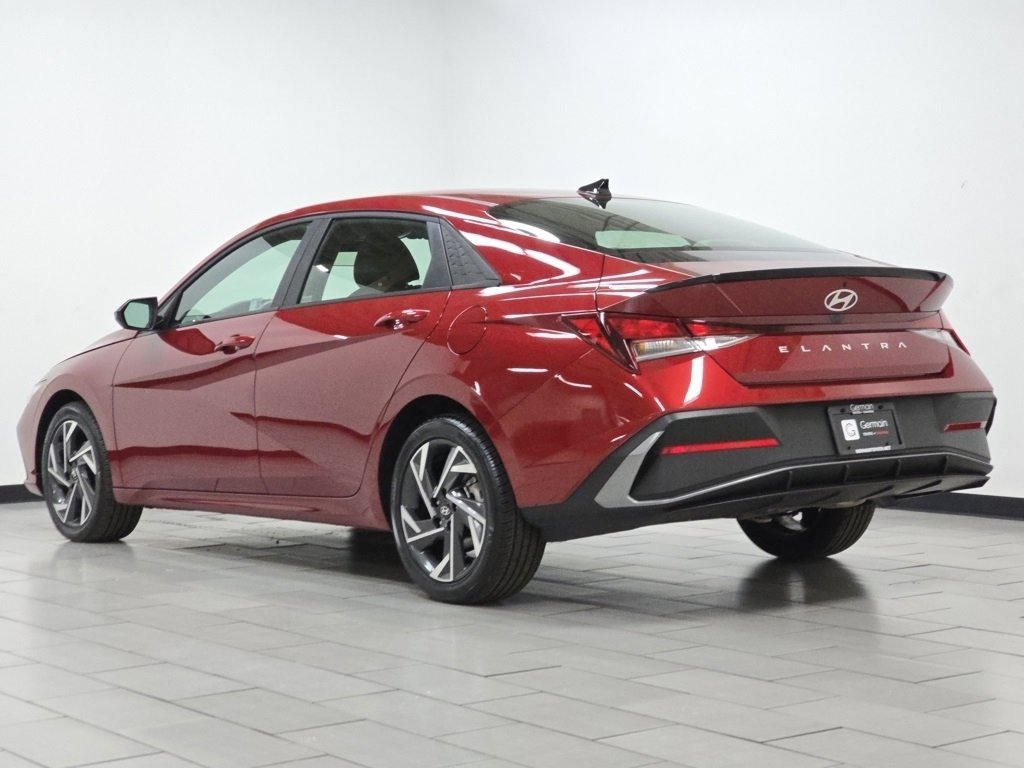 Used 2025 Hyundai Elantra Sport image 18