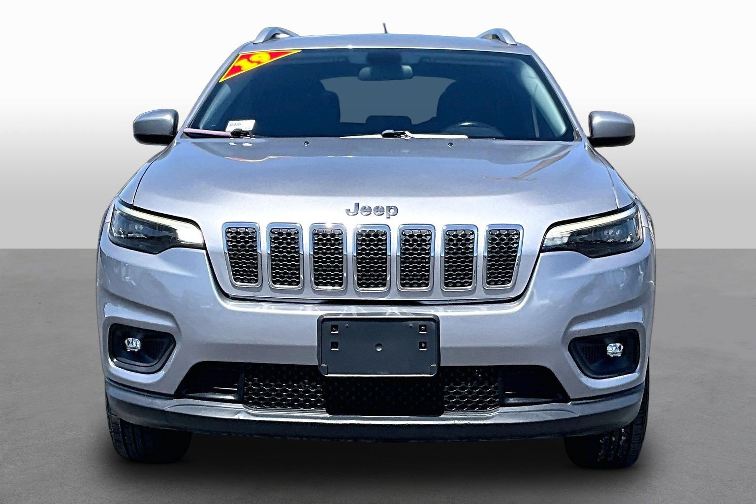 Used 2019 Jeep Cherokee Latitude w/ Cold Weather Group AWD/4WD image 3