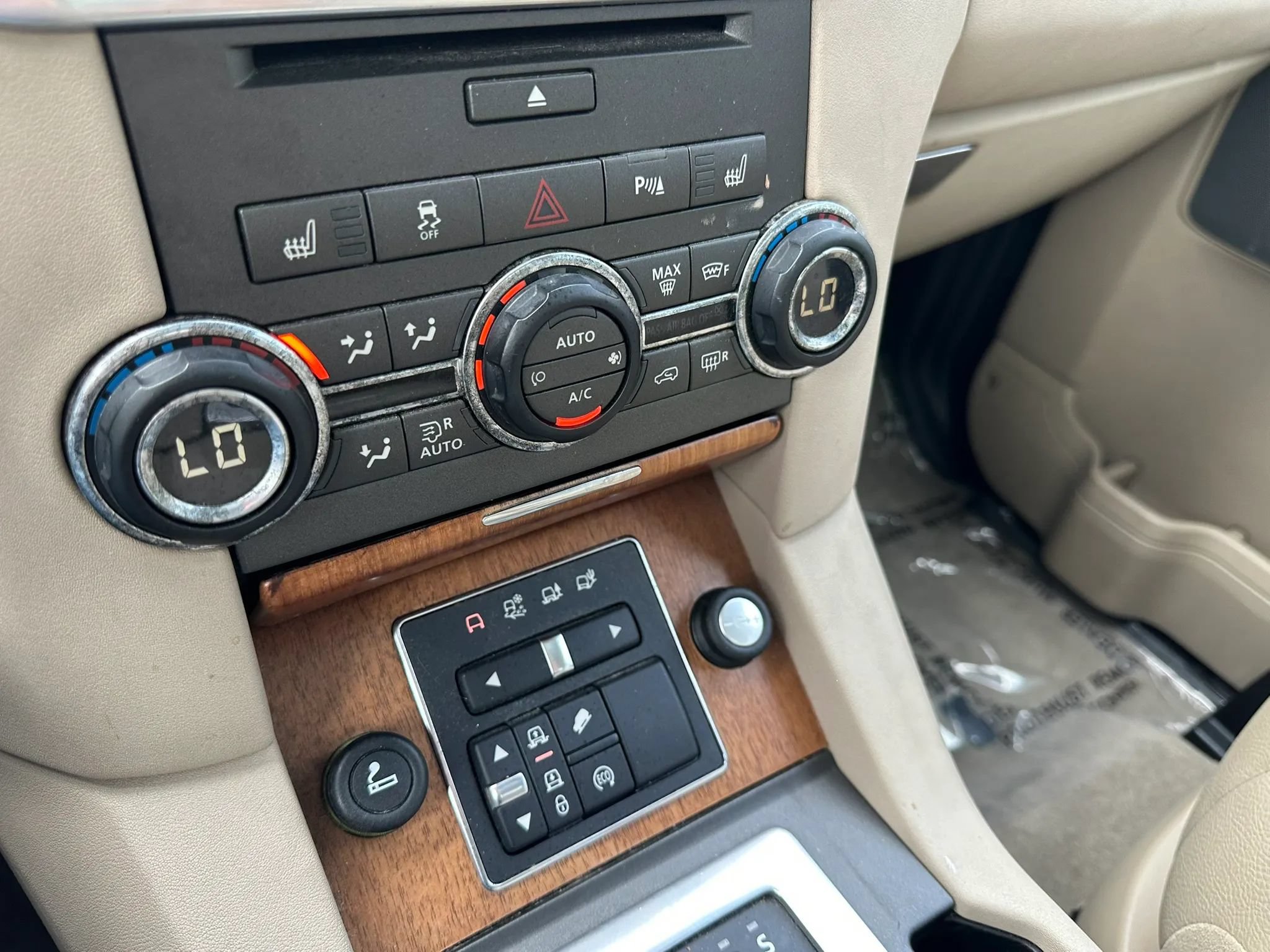 Used 2016 Land Rover LR4 HSE Silver Edition AWD/4WD image 28