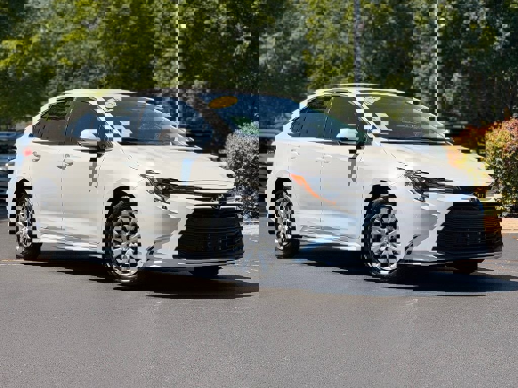 Used 2026 Toyota Corolla LE FWD image 2