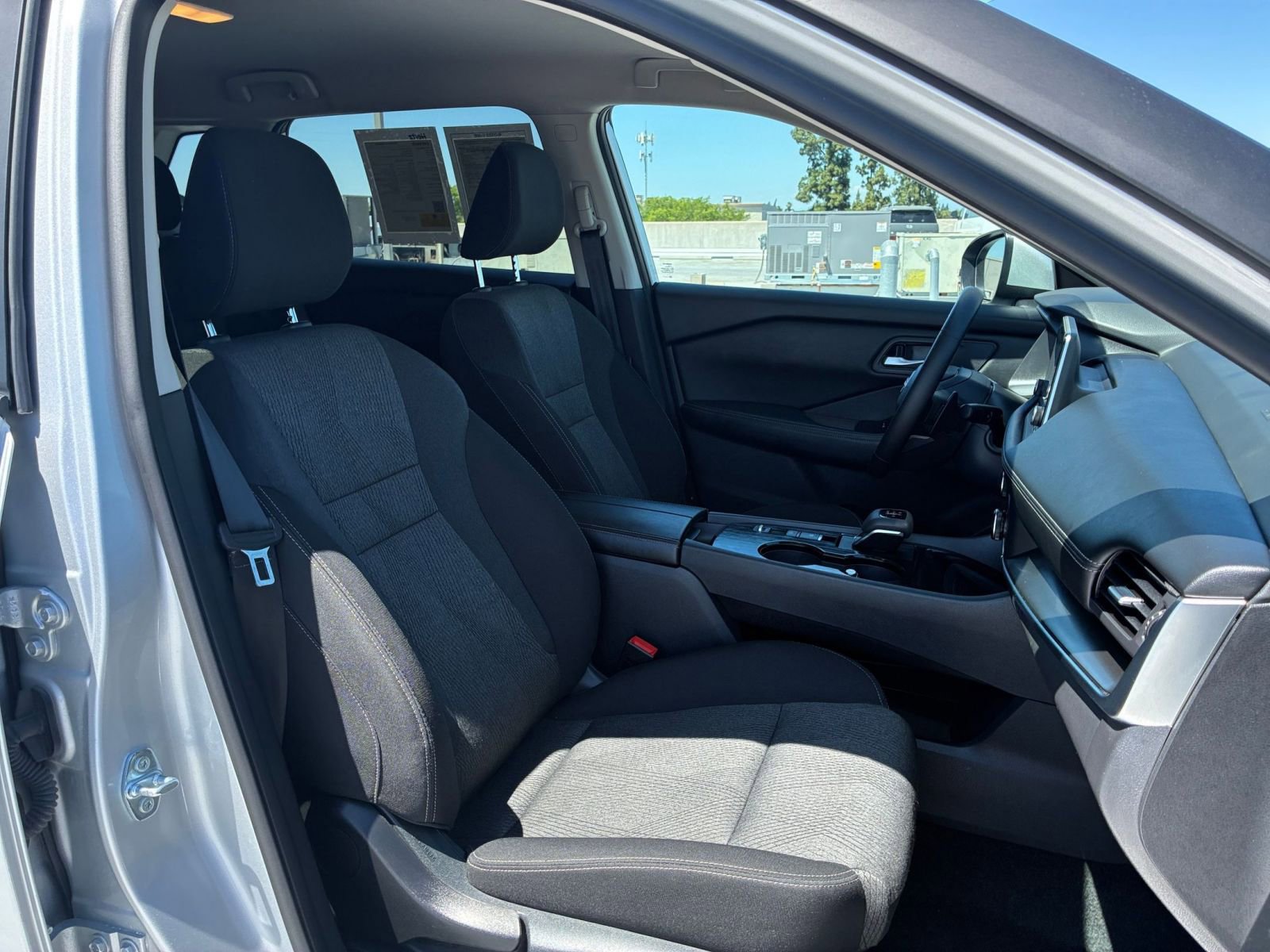 Used 2025 Nissan Rogue SV FWD image 37