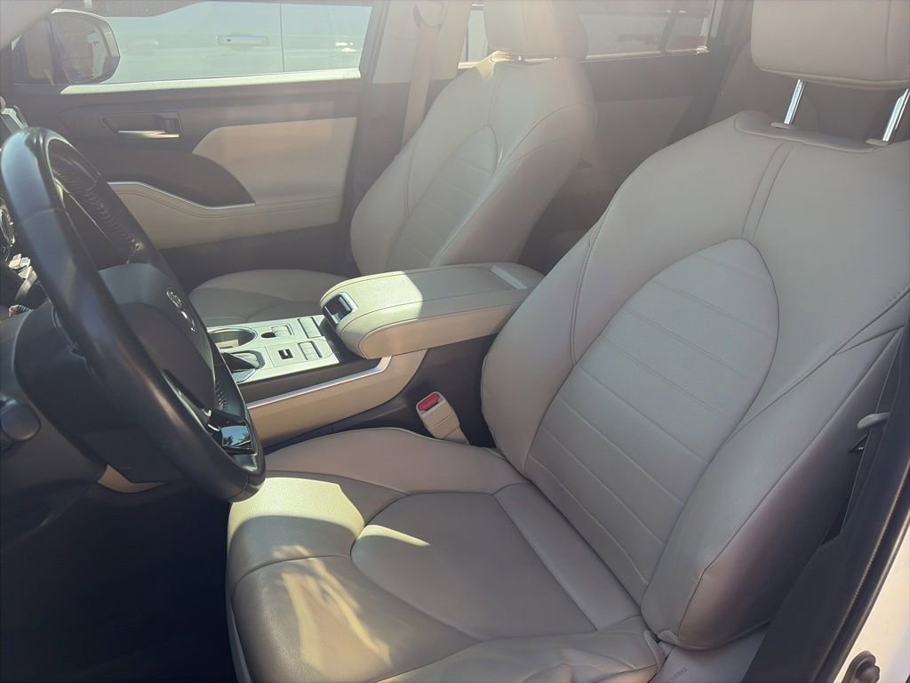 Used 2020 Toyota Highlander XLE AWD/4WD image 22
