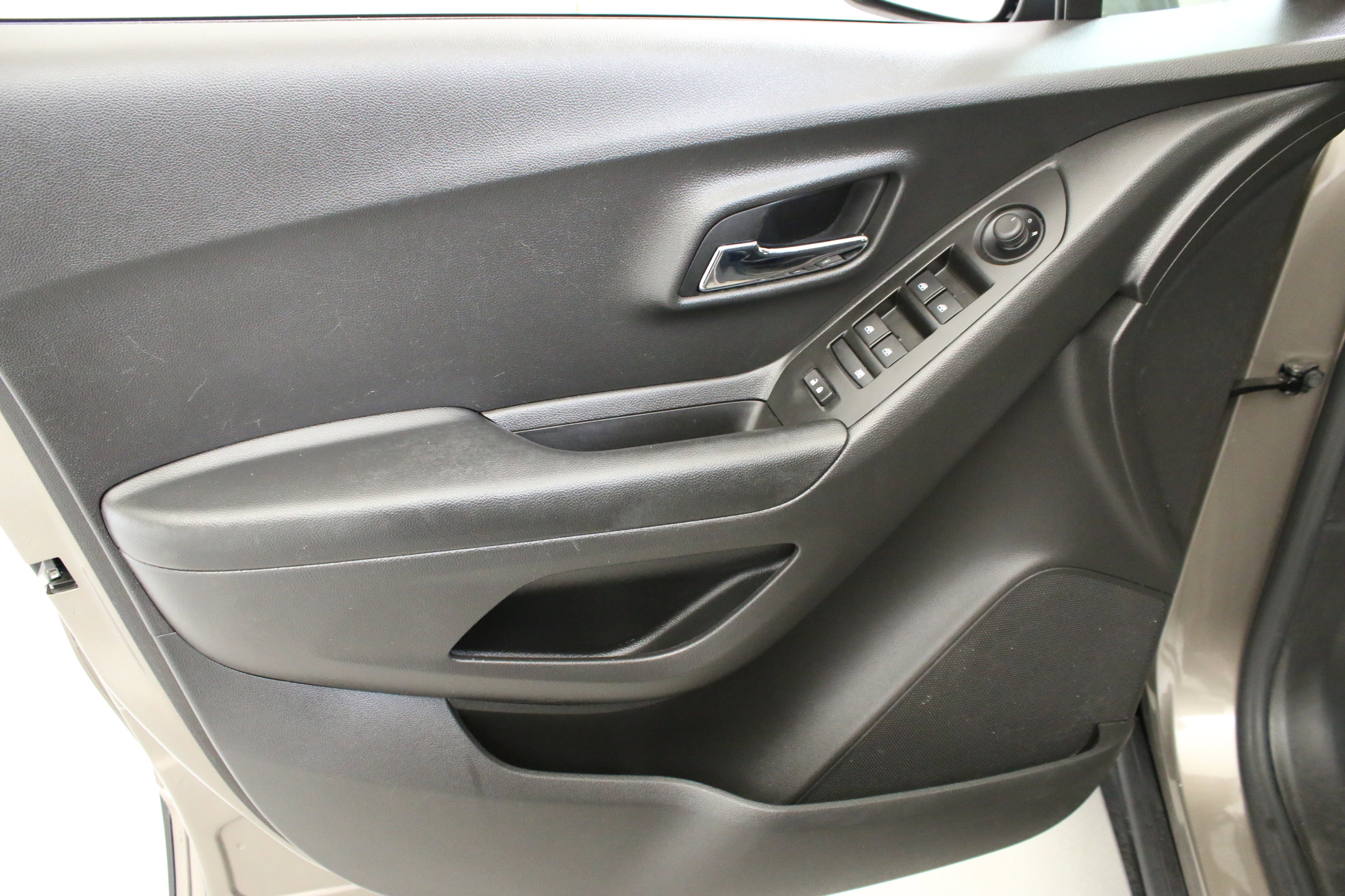 Used 2021 Chevrolet Trax LT AWD/4WD image 12