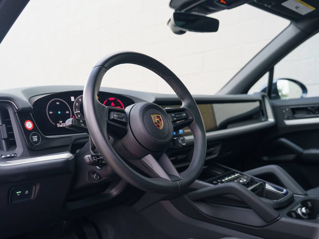 Used 2024 Porsche Cayenne AWD/4WD image 4