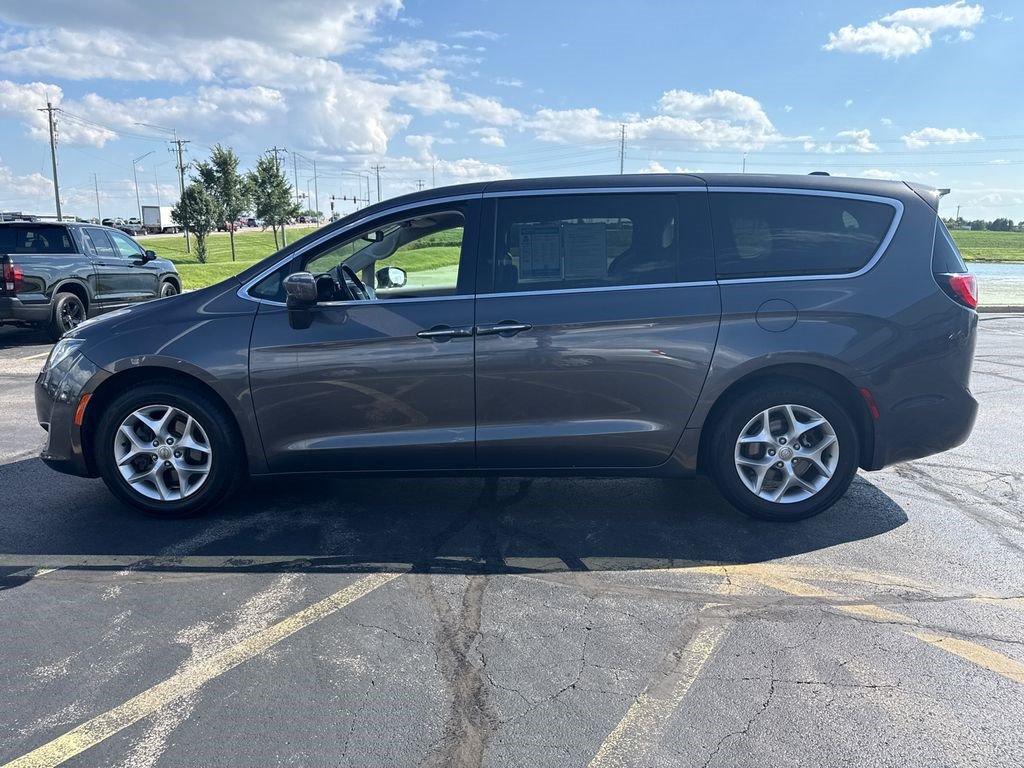 Used 2019 Chrysler Pacifica Touring Plus w/ Tire & Wheel Group FWD image 9